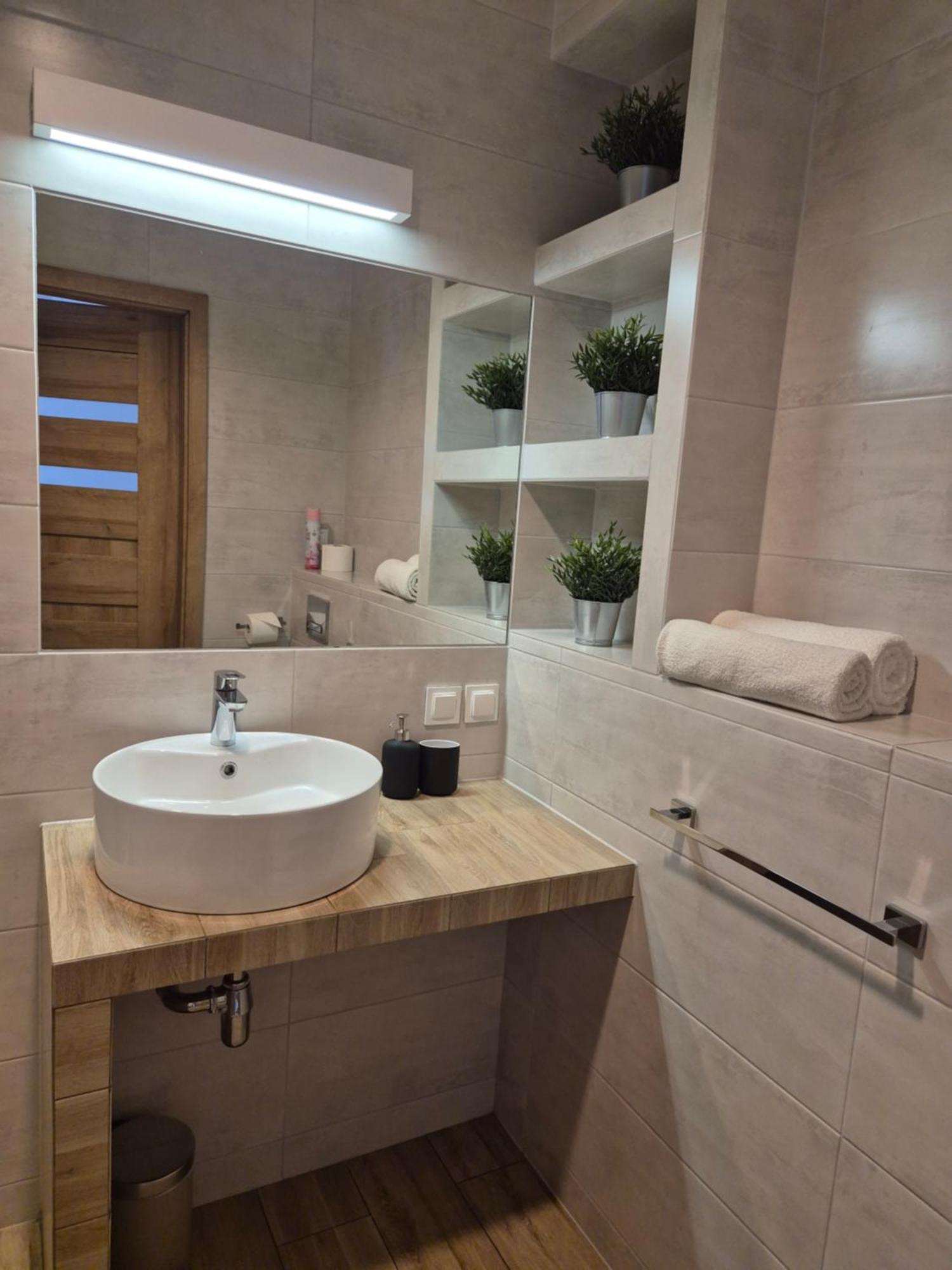 Apartament Wsrod 1000Cy Swiatel - Z Parkingiem W Hali Garazowej- Duzy Balkon Z Lezakami - Piekny Widok Noca Na Panorame Tysiaclecia Katowice Esterno foto